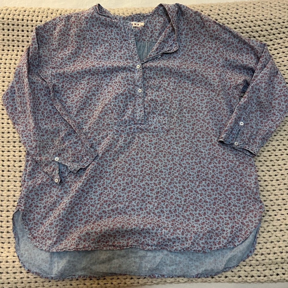 XiRENA Blue and Red Floral Blouse